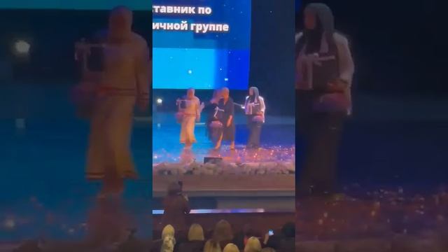 Знаете это такая радость когда в твоей команде директора получаю подарки и чеки на сцене ? смотреть онлайн
