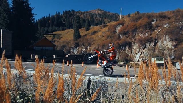Атлет Red Bull покорил легендарную лестницу Медео и поднялся на высоту 3200 м на мотоцикле смотреть онлайн