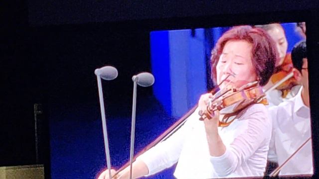 Schindler's List performed by Bing Wang, John Williams, Los Angeles Philharmonic at Hollywood Bowl смотреть онлайн