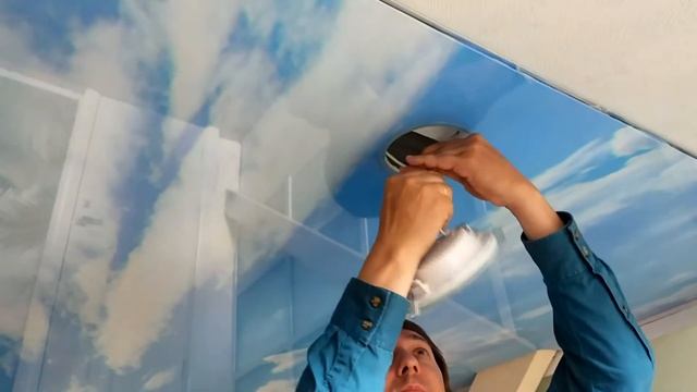 Замена светильника в натяжном потолке смотреть онлайн