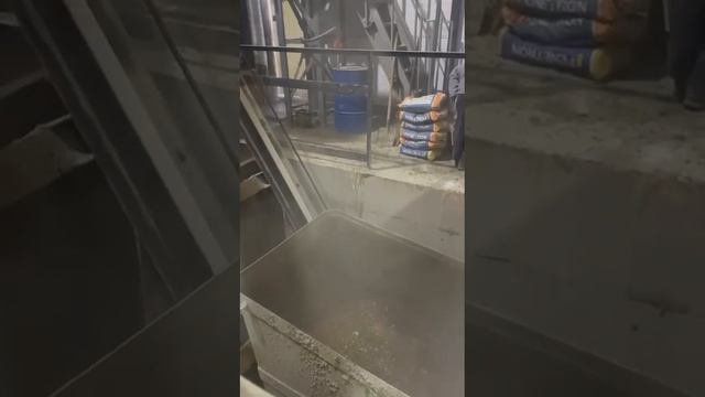 Введение гидроизоляционной добавки Пенетрон Адмикс в сухом виде на РБУ смотреть онлайн