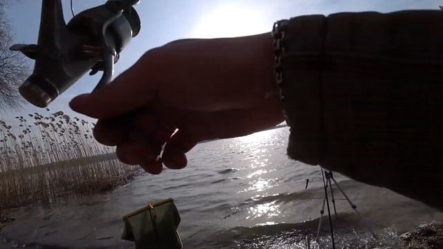 Фидерная рыбалка весной на водохранилище. Травянка. смотреть онлайн
