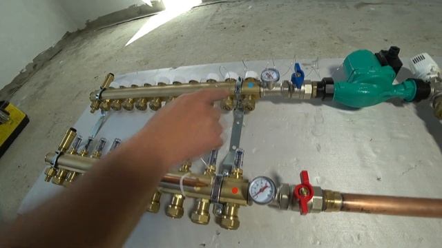 Коллектор для тёплого пола с трёхходовым смесительным клапанам и термо головой фирмы Herz. смотреть онлайн