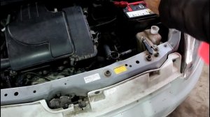 Замена антифриза в системе охлаждения Toyota Passo 2005 года Тойота Пассо