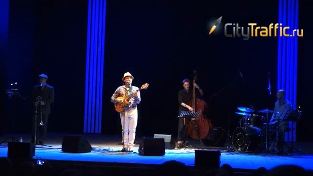 Джазмен из Бразилии Жоандер Сантос спел в Тольятти "Я спросил у ясеня" смотреть онлайн