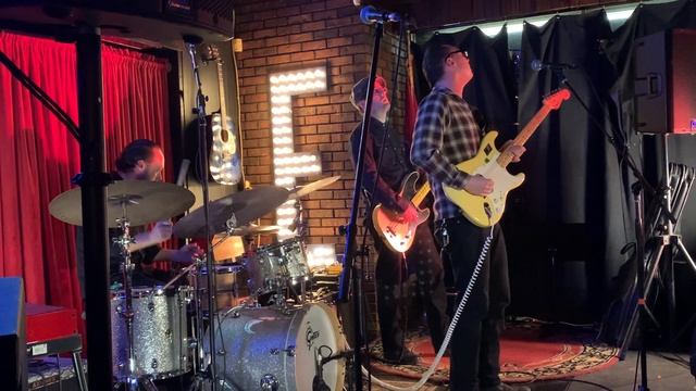 McKinley James at Guthrie Trapp's "Nashville Guitar Night" at The Underdog Nashville смотреть онлайн