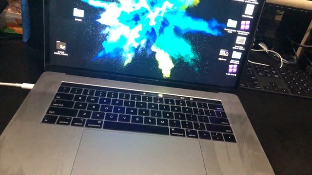How to remove oily fingerprints from a MacBook Pro keyboard & Trackpad смотреть онлайн