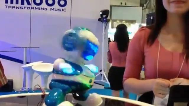 MRobo - танцующий робот смотреть онлайн