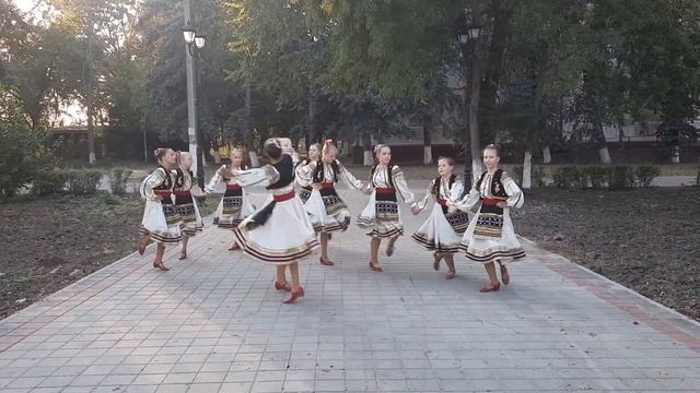 "Молдованочки" - Образцовый хореографичкский ансамбль Радуга. смотреть онлайн