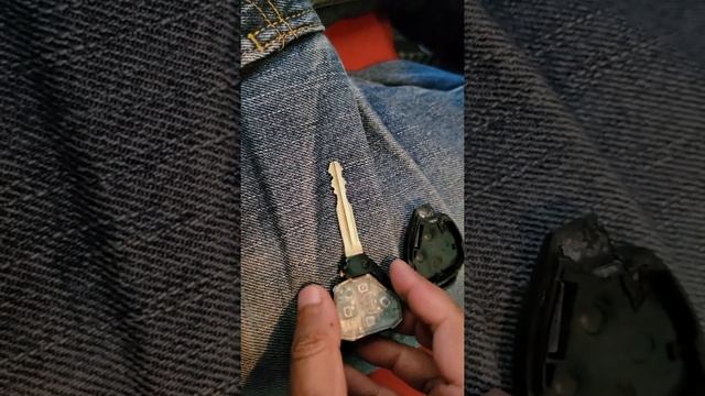2010 Toyota RAV4 New Key Cover Car Starting! Experiment 5 - Old Key Cover needed, not new Key Cover смотреть онлайн