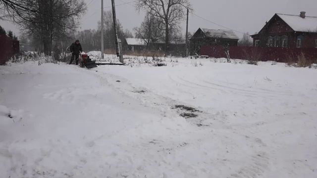 Чистим снег отвалом. смотреть онлайн