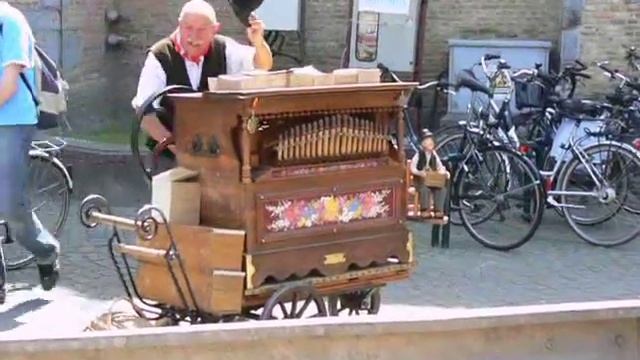 Barrel Organ Player - Bruges смотреть онлайн