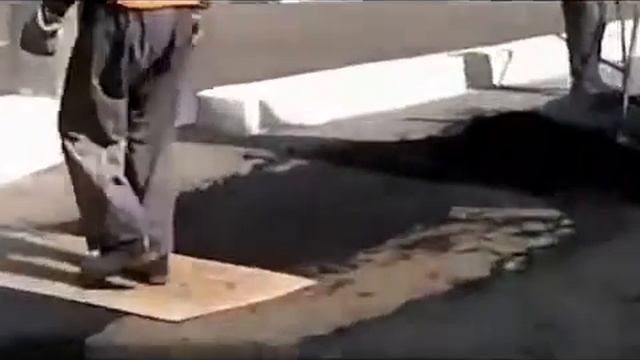 Укладка асфальта НОГАМИ!!! (Laying of asphalt FEET!!!) смотреть онлайн
