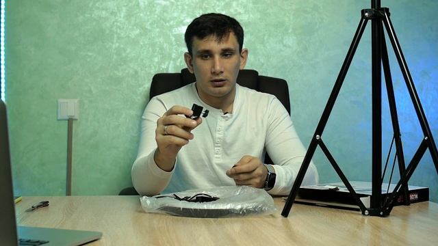 Розпаковка і огляд посилки з штативом і кільцевою лампою смотреть онлайн