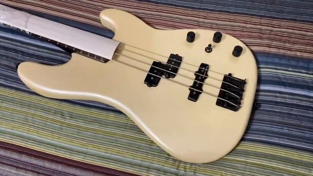 Unboxing Tonight - Welcome to the Jungle - Fender Duff McKagan Signature Jazz Bass Special смотреть онлайн