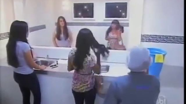 Смешной розыгрыш с зеркалом в женском туалете смотреть онлайн