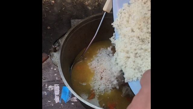 Вкусный плов на костре. Готовим всей семьей. delicious pilaf on the grill смотреть онлайн