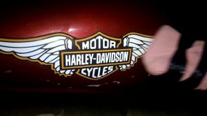 Клеим наклейки на бак мотоцикла.