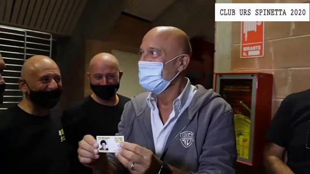 CLUB URS SPINETTA 2020 Uno spogliarello l'esplosivo incontro tra Claudio Bisio e il Club dei Calvi смотреть онлайн