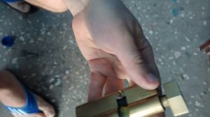 Застрял и не вынимается ключ в замке двери в личинке дверного замка как вытащить ?