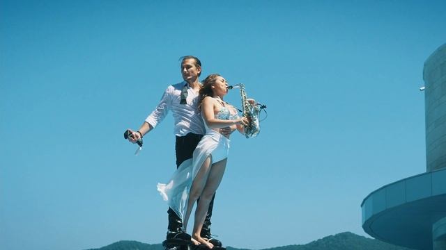 Флайборд шоу В БАССЕЙНЕ С САКСОФОНИСТКОЙ | Flyboard show in the pool with saxophone смотреть онлайн