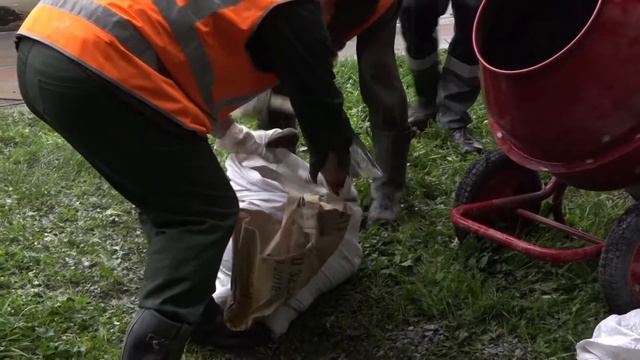 Чугунные канализационные люки заменят легкими полимерпесчаными // "Новости 49" 25.05.21 смотреть онлайн
