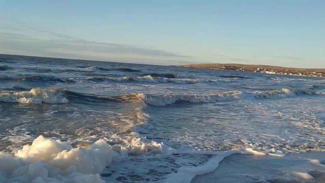 И бесстрашно мальчиш штурмует пену морскую в Щелкино.13 февраля 2023 г смотреть онлайн