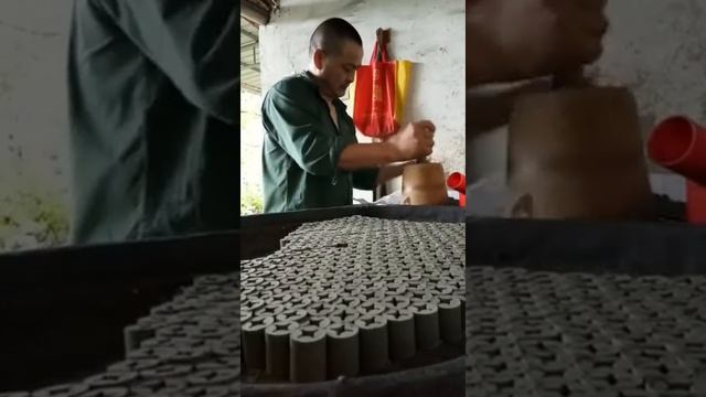 FIREWORK FACTORY WORKER MAKING THE CROSSETTE STAR #EpicFireworks смотреть онлайн