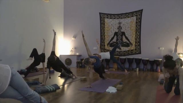 Yoga with Camelia - Full Vinyasa Flow - Good Vibrations смотреть онлайн
