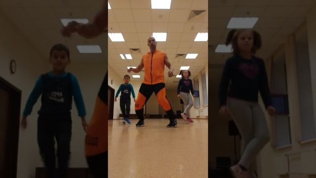 Как танцевать Шаффл . Подробный разбор Базовых движений танца ногами. #SHUFFLE #SHUFFLEDANCE смотреть онлайн