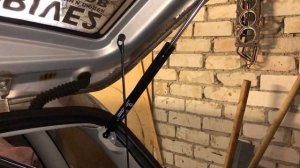 Как правильно устанавливать газовые упоры багажника на Лада Калина универсал