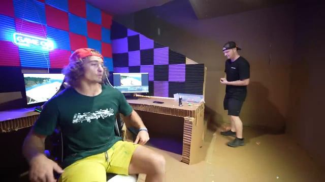 Secret Gaming Base Inside a Cardboard House! смотреть онлайн
