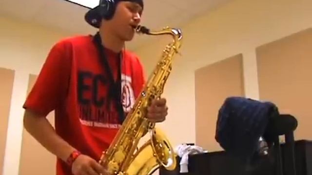 Nice Playing On Saxophone. Хорошая игра на саксофоне.