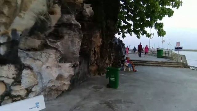 Место для фотосессии на о. Фукоук. Пирс, больше камни, маяк. смотреть онлайн