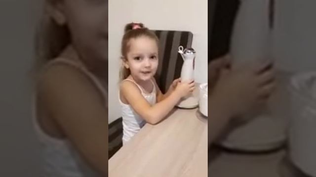 Делаем бананово-молочный коктейль смотреть онлайн