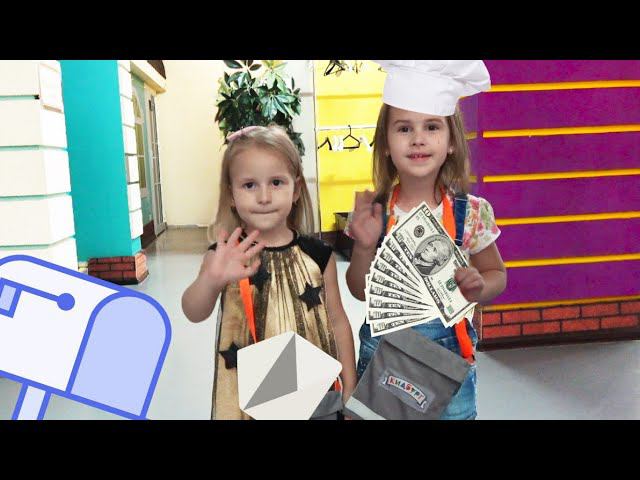 Алина играет на необычной детской площадке для детей в Кидбурге Pretend play with sister смотреть онлайн