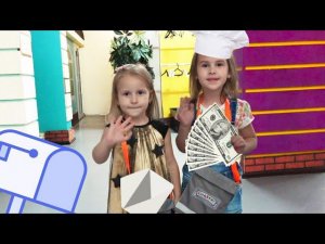 Алина играет на необычной детской площадке для детей в Кидбурге Pretend play with sister