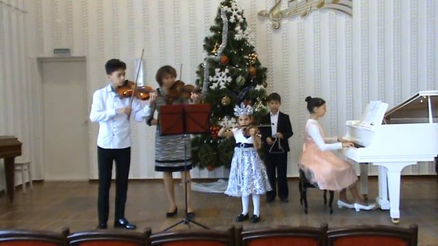 КУРТВАПОВЫ Эсманур, Илимдар, Эмине, Керим Рождественская песня "Тихая ночь" смотреть онлайн