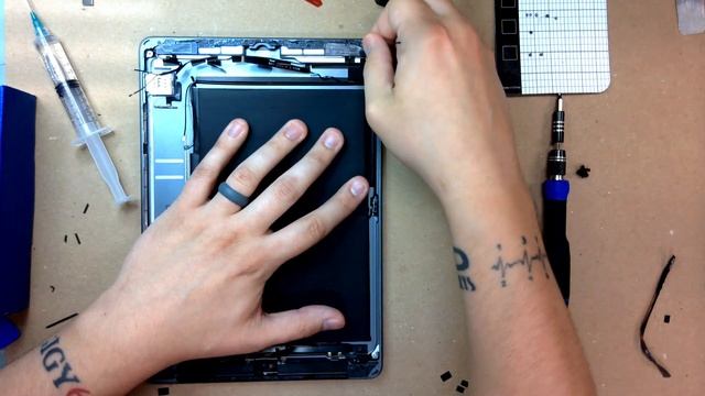 Destroyed iPad 8 saved by an iCloud locked one смотреть онлайн