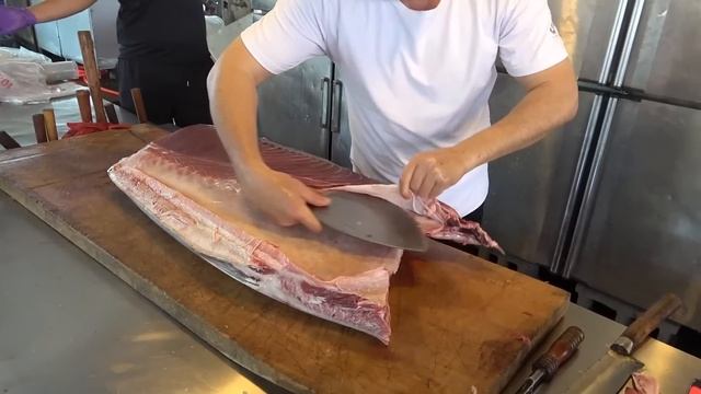 How to Cut 500KG Giant Bluefin Tuna to Luxurious Sashimi смотреть онлайн