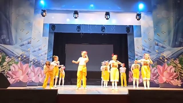 Хореографический коллектив "Каблучок", Эстрадный танец "Весёлые человечки. Руководитель: Шпуленко Т смотреть онлайн