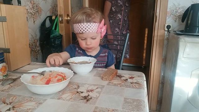 2020-02-08 Ева у бабушки ест суп