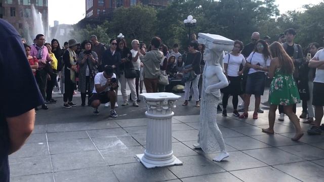 Живая статуя в Washington Park, New York смотреть онлайн