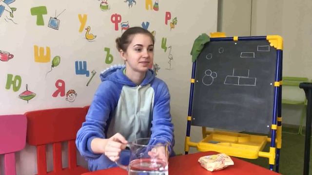 ЭКСПЕРИМЕНТЫ ДЛЯ ДЕТЕЙ | Крахмал и вода опыт | твёрдое и мягкое | детские игры | физика для детей смотреть онлайн