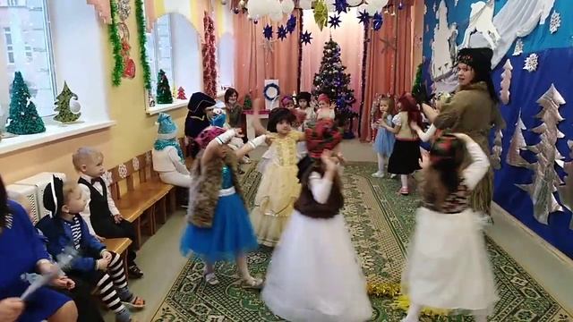 Танец Бабок Ёжек 17.12.2020 смотреть онлайн