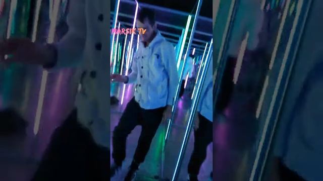 Художник муралист танцует Breakdancing смотреть онлайн