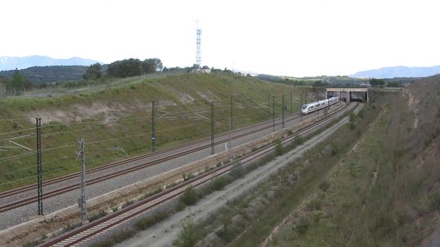 Renfe AVE S103 por Vilafant hacia Figueres-Vilafant смотреть онлайн