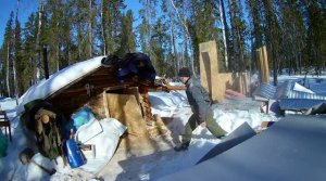 Стройка избы подходит к завершению. 8 день. Сыновья помогают
