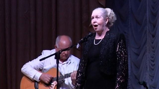 У окна сидела женщина смотреть онлайн