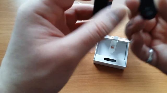 Распаковка фитнес-браслета Xiaomi Mi Band 2 смотреть онлайн